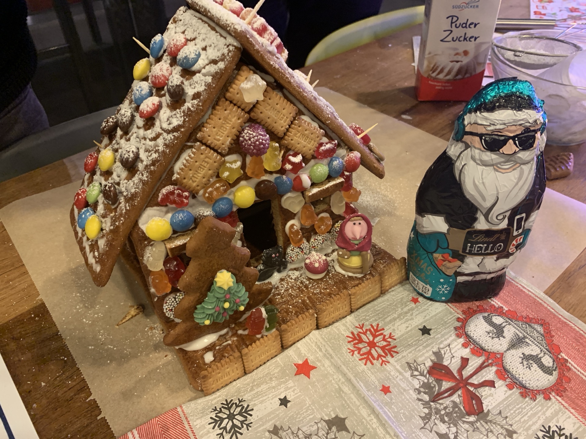 Lebkuchenhausbau: backen während des Teamevents